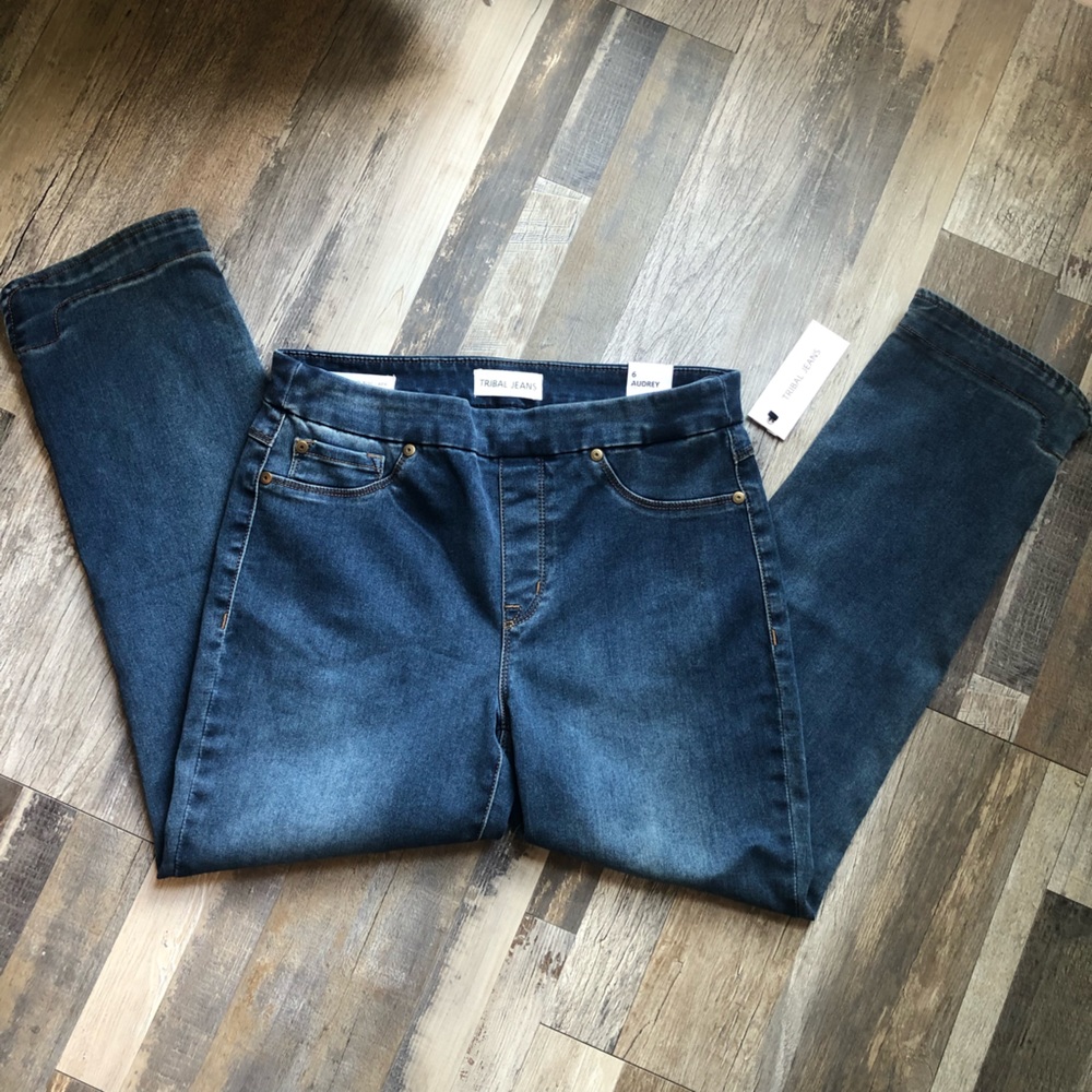 NWT Tribal Mid-Rise Capri Jeans